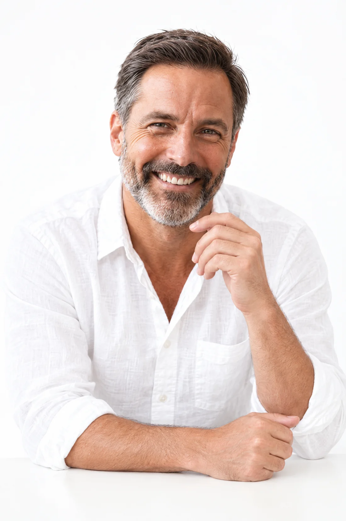 Portret van Joris de Vries, glimlachend